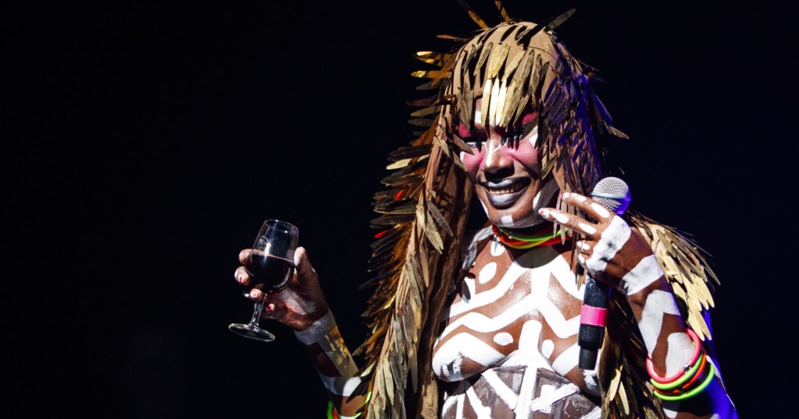 Grace Jones begeisterte barbusig in Montreux SN.at Grace Jones begeisterte barbusig in Montreux SN.at