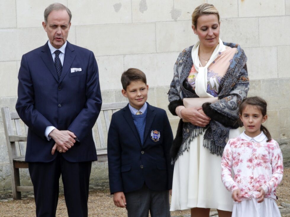 Grof Pariza poziva tatove iz Louvra, naj vrnejo ukradeni nakit