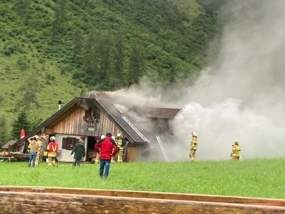 Feuer auf Grubenbachhütte in Hintersee brach beim Pofesenbacken aus
