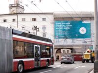 Großes Werbeplakat an der Salzburger Staatsbrücke soll die Luft reinigen