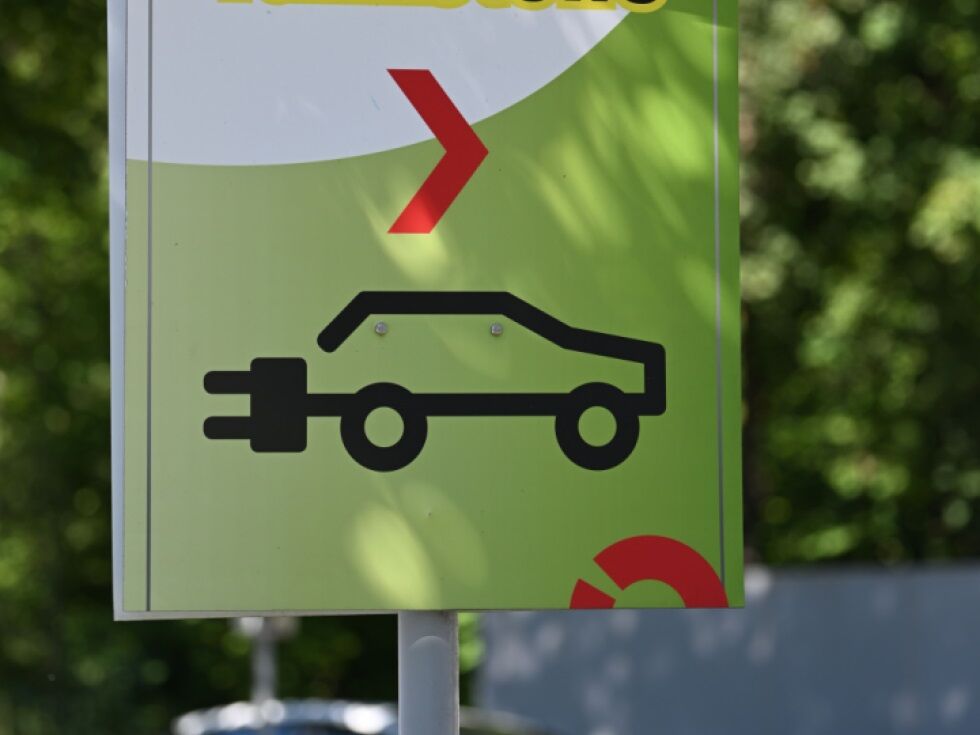 Minister Hanke si prizadeva za večjo transparentnost cen pri električnih polnilnicah in uvedbo obvezne čelade za uporabnike e-skirojev