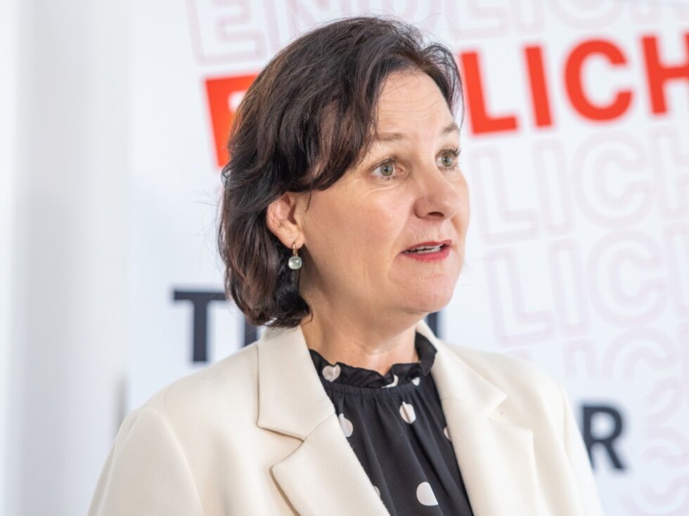 Haselwanter-Schneider poziva k zgornji meji za tovornjake in premiku na železnico