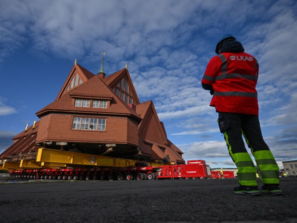 Historische Holzkirche in Schweden zieht um