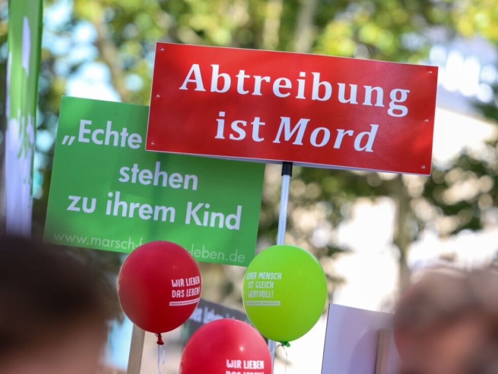 Avstrijska ministrica Holzleitnerjeva si prizadeva za zaščitne cone okoli klinik za splav