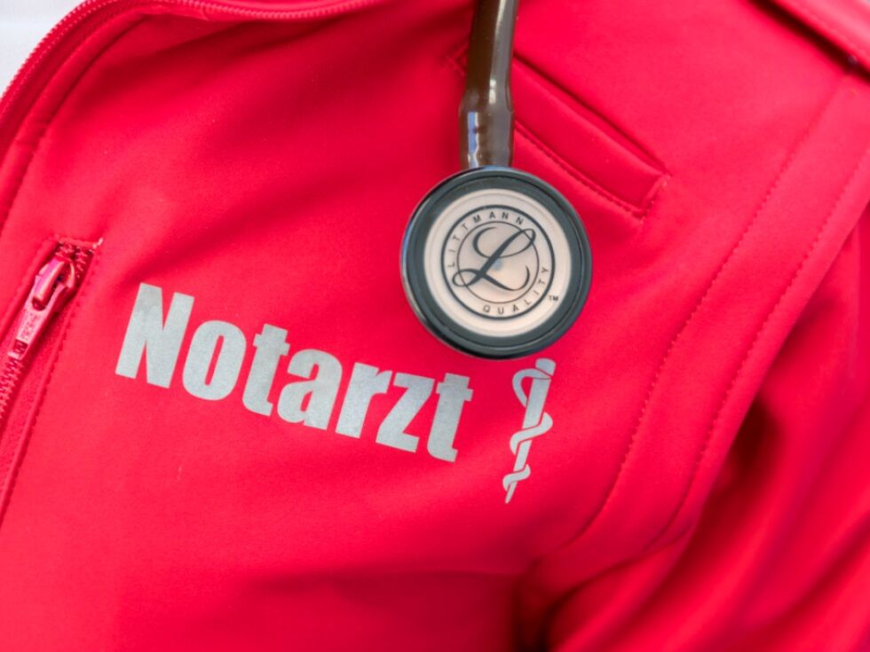 V Gramastettnu pes preskočil ograjo in ugriznil žensko