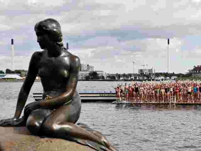 Die Kleine Meerjungfrau (dänisch Den lille Havfrue) in Kopenhagen. 