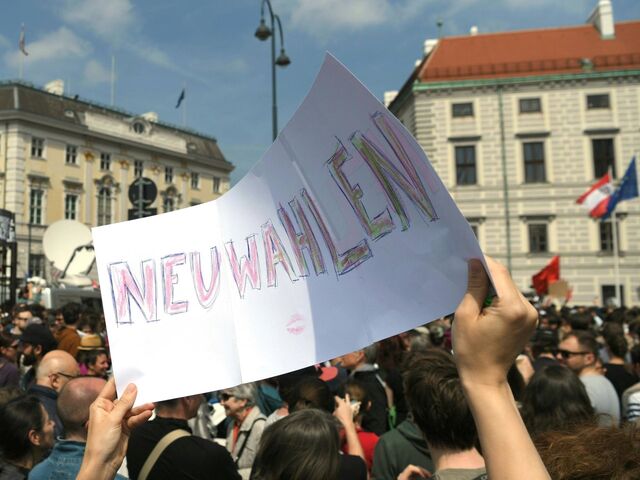 Viele Demonstranten fordern Neuwahlen.  