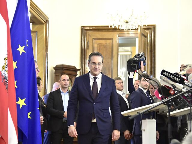 Strache entschuldigte sich für seine Aussagen, wurde aber auch nicht müde zu betonen, dass er Opfer einer Schmutzkübelkampagne geworden sei. Durch die Veröffentlichung des Videos sei auch gegen den Ehrenkodex der Presse verstoßen worden, so Strache, der mehrere Anzeigen ankündigte.  