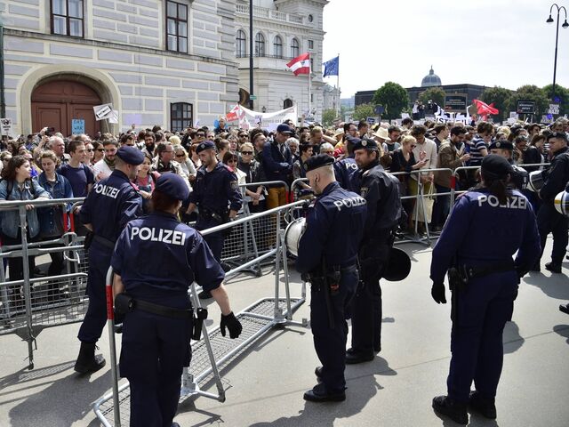 Vor dem Bundeskanzleramt haben sich in der Zwischenzeit Tausende Demonstranten und Schaulustige versammelt.   
