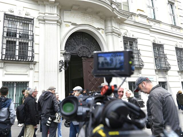 Das Medieninteresse ist riesig. Unzählige Kamerateams warten vor dem Bundeskanzleramt auf die Reaktion von Bundeskanzler Sebastian Kurz, die ursprünglich für 14 Uhr anberaumt gewesen war.   
