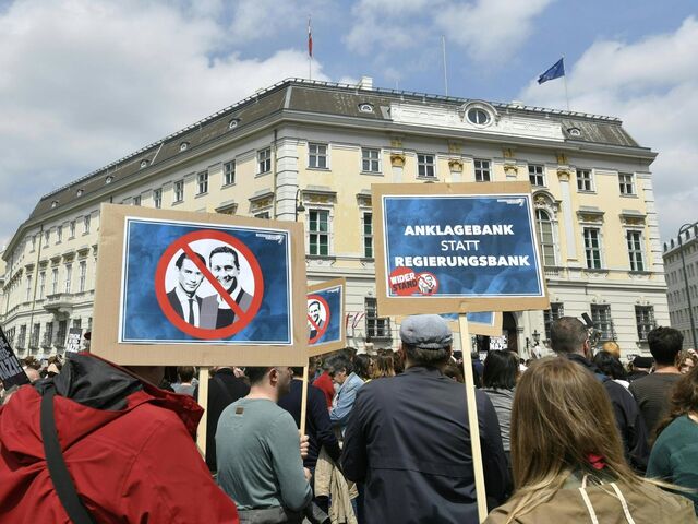 &#8222;Anklagebank statt Regierungsbank&#8220; steht auf diesem Plakat. Die SPÖ hat Strache und Gudenus jedenfalls schon bei der Wirtschafts- und Korruptionsstaatsanwaltschaft angezeigt &#8211; wegen möglichem Amtsmissbrauch, Bestechung, Geldwäscherei, staatsfeindliche Verbindung und von unerlaubtem Umgang mit Suchtgiften.  