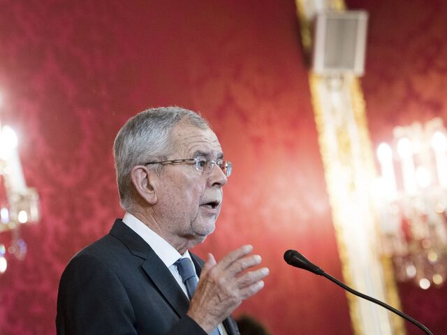 Bundespräsident Alexander Van der Bellen nahm kurze Zeit später, um 20.35 Uhr, in der Präsidentschaftskanzlei Erklärung zur Regierungskrise ab: Er sprach sich dafür aus, mit einer Neuwahl neues Vertrauen im Land aufzubauen. Damit nahm er den Vorschlag von Kanzler Sebastian Kurz (ÖVP) an. Mit Blick auf das Skandal-Video sprach der Bundespräsident von Bildern, die ein verstörendes Sittenbild zeigten.  