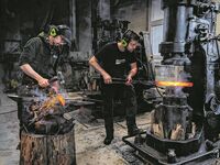 Ihres Glückes Schmied: Albert Anglberger und Andreas Fellner sind scharf auf Messer