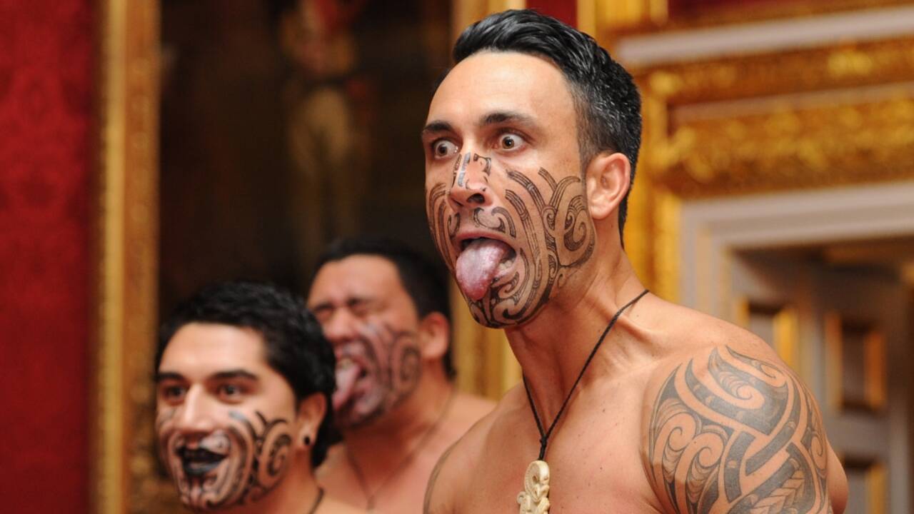 Tattoos im Gesicht – Maori bei einem traditionellen Haka im St. James’s Palace in London zu Ehren von Prince Charles und seiner Gattin Camilla.  