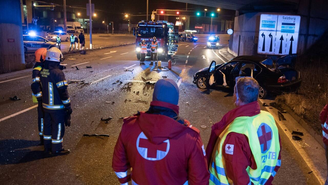 Einsatzort Vogelweiderstraße im Stadtteil Itzling: Bei einem Unfall in der Nacht auf Sonntag ist ein 17-Jähriger ums Leben gekommen. 