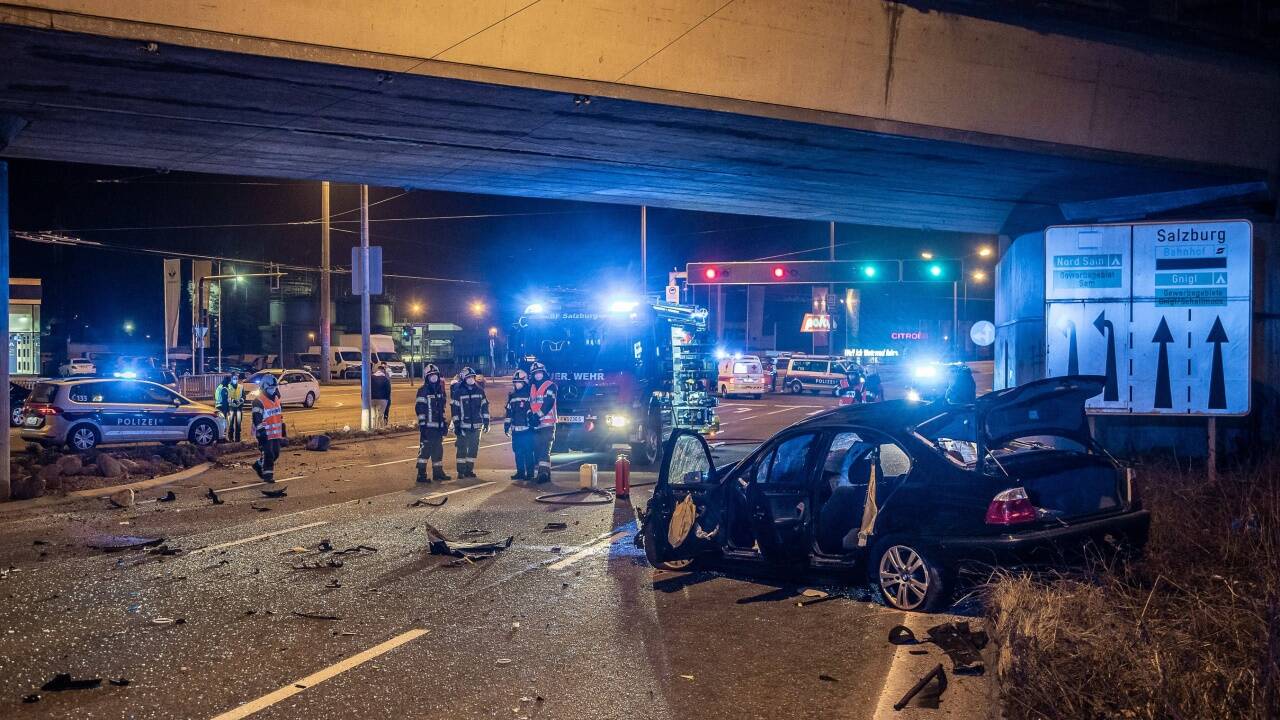 Einsatzort Vogelweiderstraße im Stadtteil Itzling: Bei einem Unfall in der Nacht auf Sonntag ist ein 17-Jähriger ums Leben gekommen. 