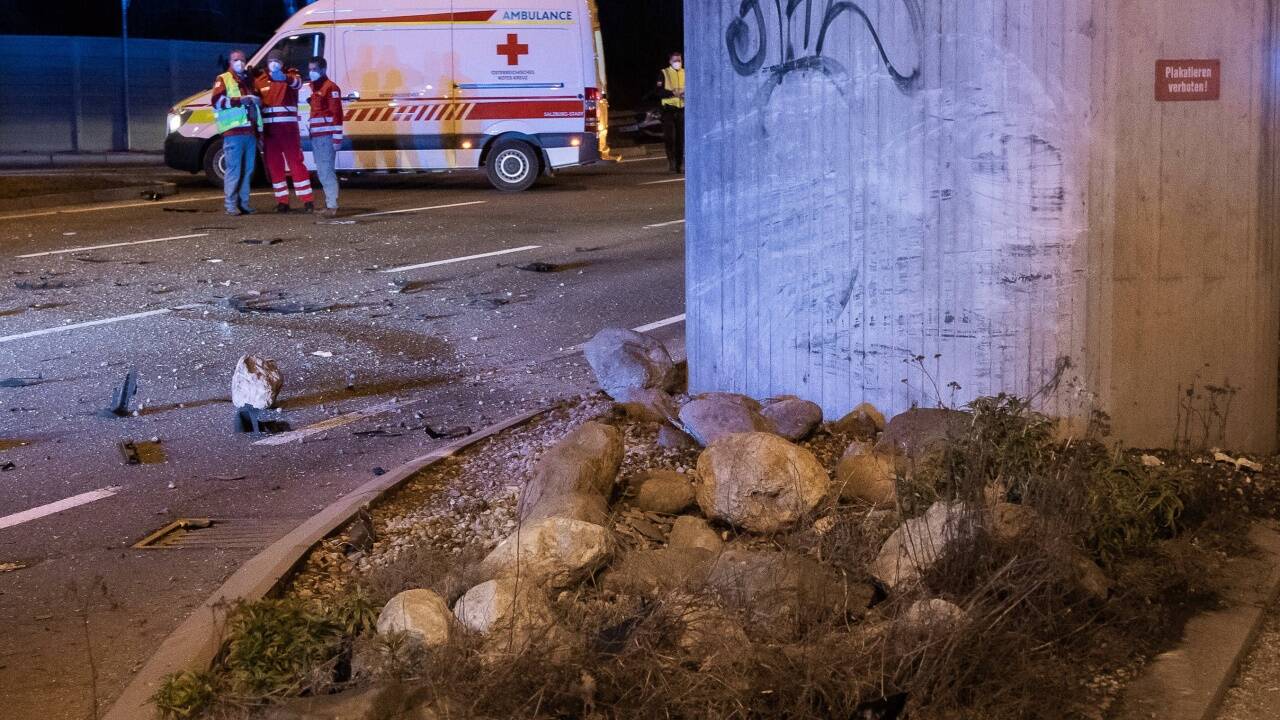 Einsatzort Vogelweiderstraße im Stadtteil Itzling: Bei einem Unfall in der Nacht auf Sonntag ist ein 17-Jähriger ums Leben gekommen. 