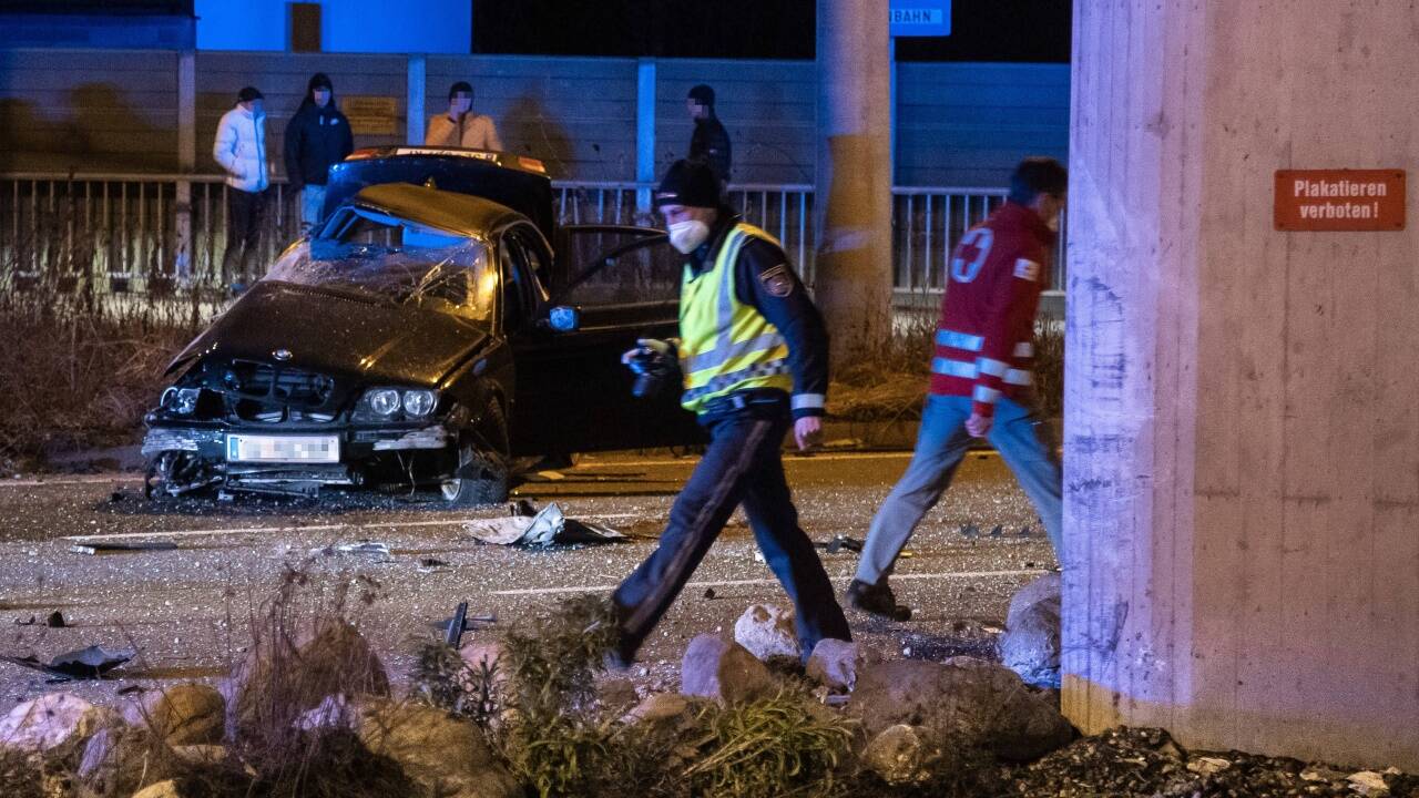 Einsatzort Vogelweiderstraße im Stadtteil Itzling: Bei einem Unfall in der Nacht auf Sonntag ist ein 17-Jähriger ums Leben gekommen. 