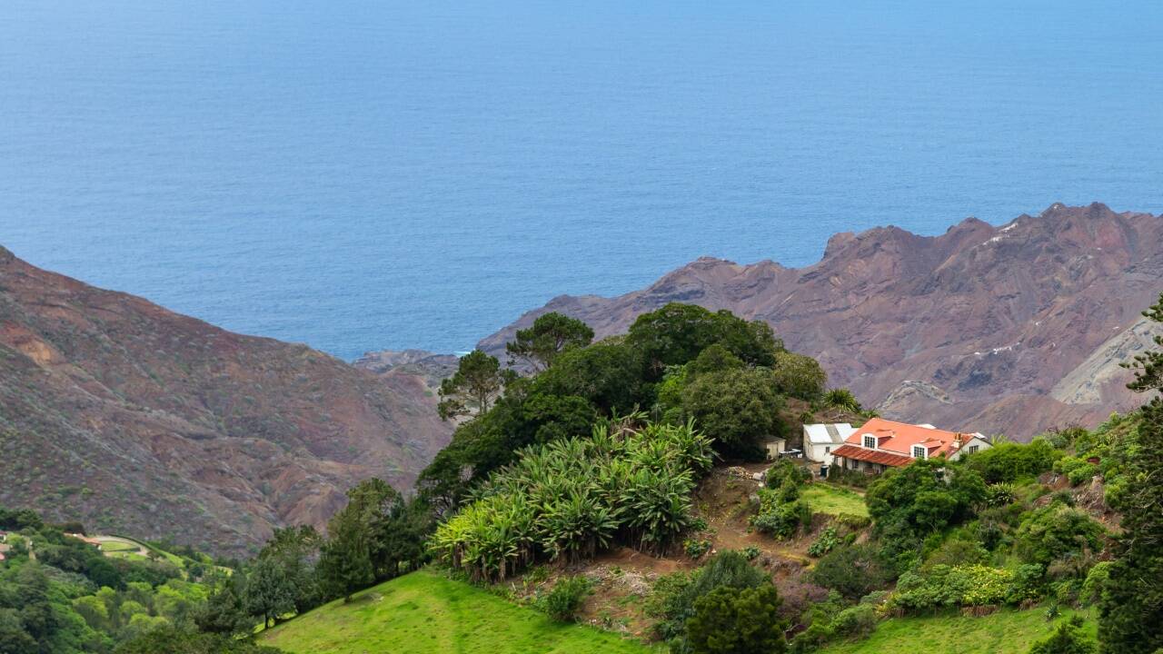Einsamer Felsen mit schönen Ausblicken im Südatlantik: Sankt Helena.  Einsamer Felsen mit schönen Ausblicken im Südatlantik: Sankt Helena.