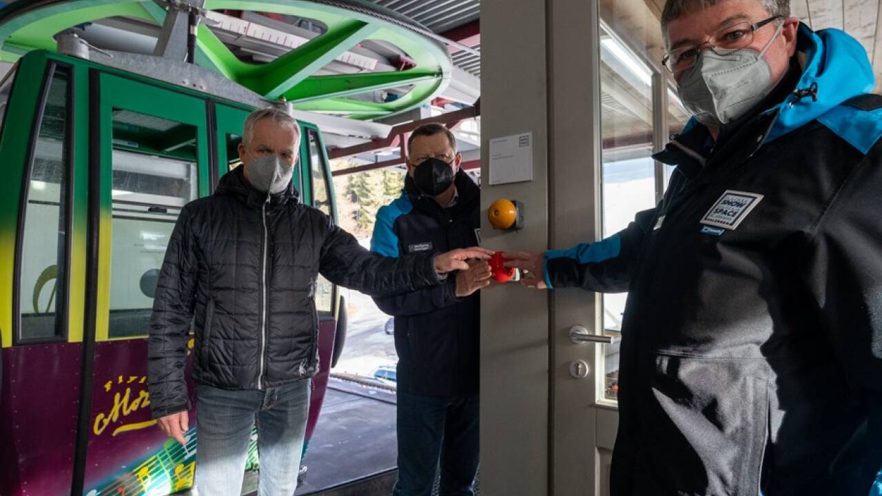 Betriebsleiter Josef Viehhauser nahm gemeinsam mit Seilbahnchef Wolfgang Hettegger und Rupert Fritzl (v. r. n. l.) am Sonntag die 1988 eröffnete Bahn endgültig außer Betrieb.  