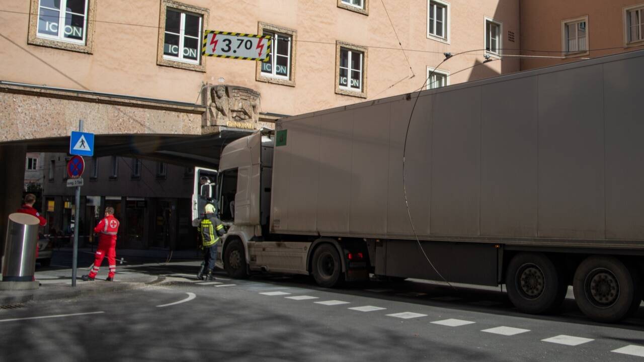 Der Lkw blieb stecken und beschädigte die Oberleitung. 