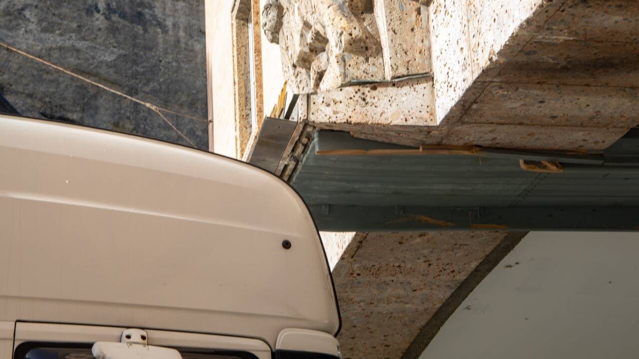 Der Lkw blieb stecken und beschädigte die Oberleitung. 