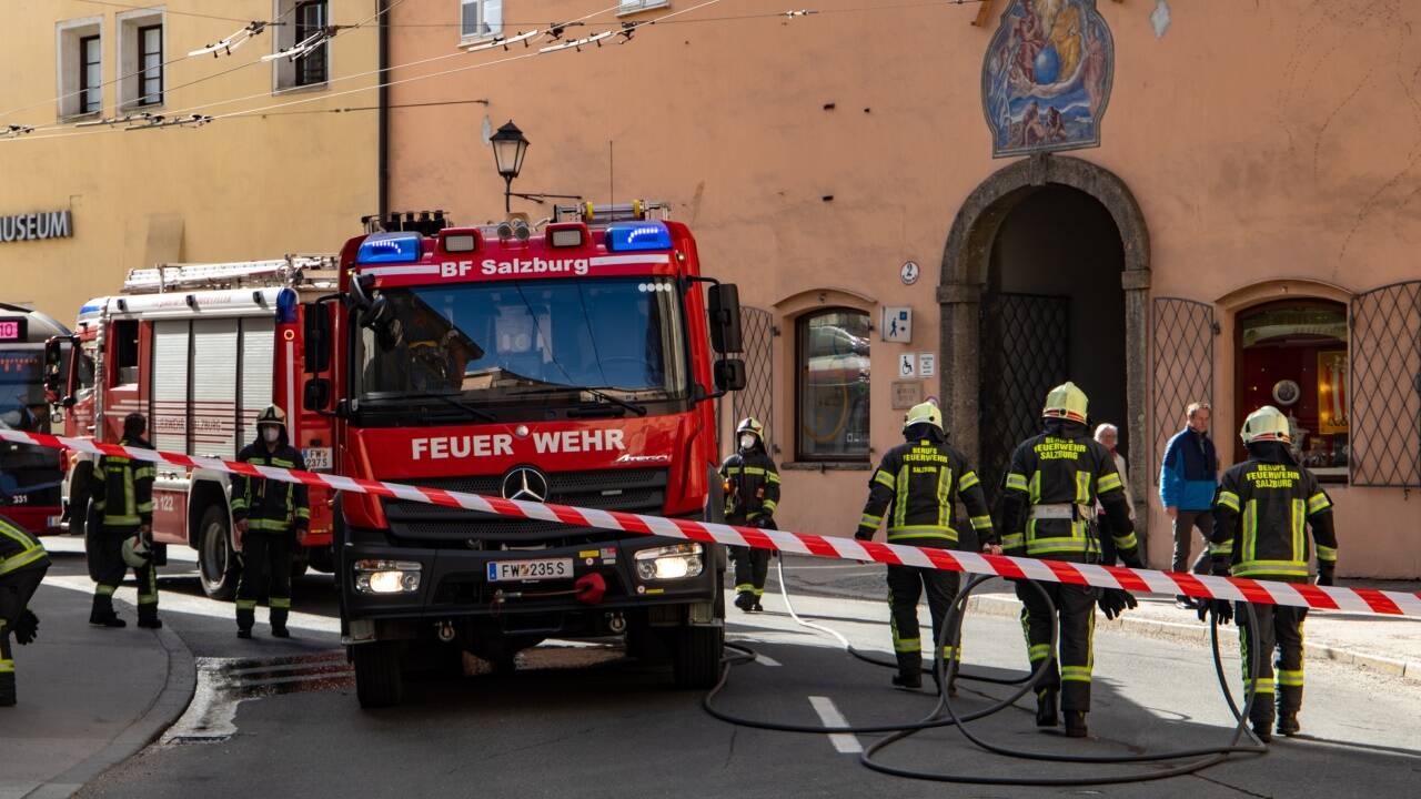 Der Lkw blieb stecken und beschädigte die Oberleitung. 