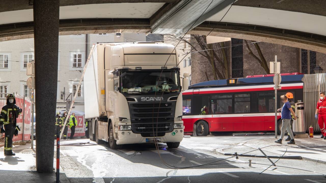 Der Lkw blieb stecken und beschädigte die Oberleitung. 