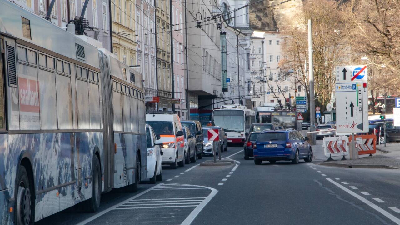 Der Lkw blieb stecken und beschädigte die Oberleitung. 