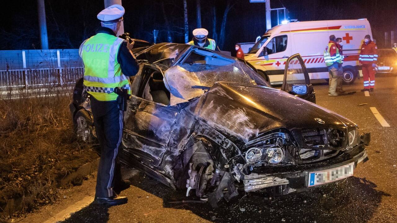Bei einem Raserunfall in der Nacht auf Sonntag wurde in der Stadt Salzburg ein 17-Jähriger getötet. Den Wagen eines 19-Jährigen Flachgauers hatte sich ein 18-Jähriger ausgeliehen. Der Lenker und zwei weitere Mitfahrer wurden verletzt. 