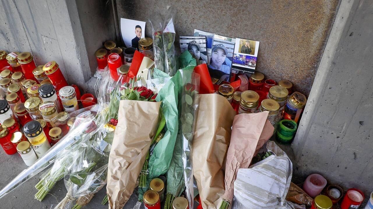 An der Unfallstelle erinnern Blumen, Grablichter und Bilder an den getöteten 17-Jährigen.  