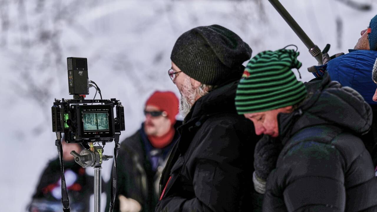 Thomas Roth im Schnee im Wald in Salzkammergut in Salzburg. 