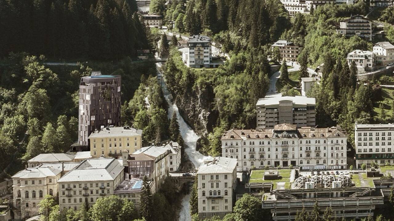 Luftbild auf Bad Gastein. Das neue Ensemble samt Hotelturm am linken Bildrand.  