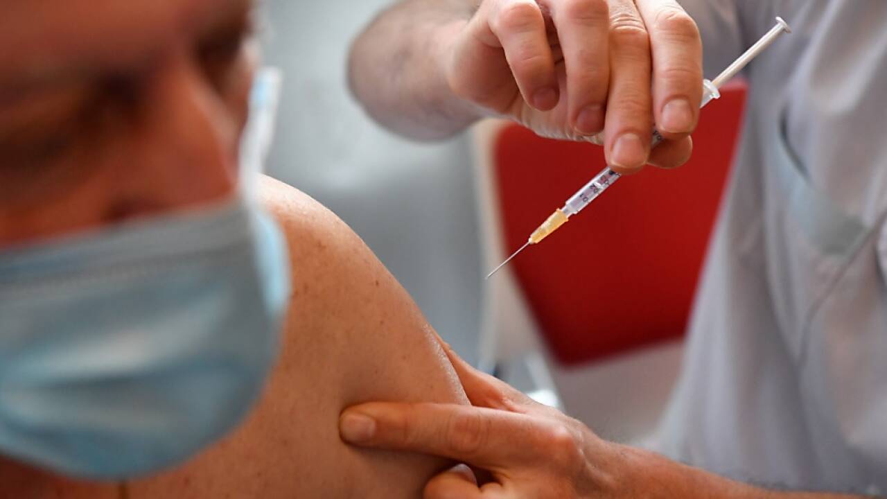 Viele Geimpfte zeigen heftige Reaktionen auf die Covid-Impfstoffe und gehen danach zumindest einen Tag in Krankenstand. Viele Geimpfte zeigen heftige Reaktionen auf die Covid-Impfstoffe und gehen danach zumindest einen Tag in Krankenstand.