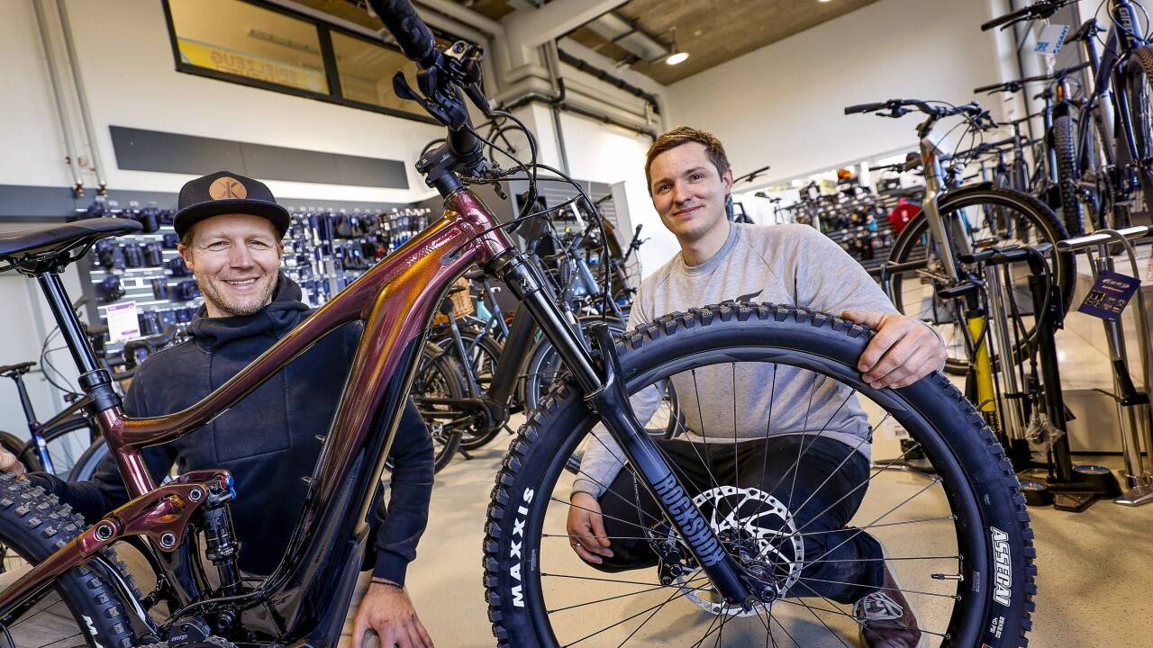 Alois Kröll (rechts, mit Mitarbeiter Michael Wippel) ist Jungunternehmer in Wals-Viehhausen. 