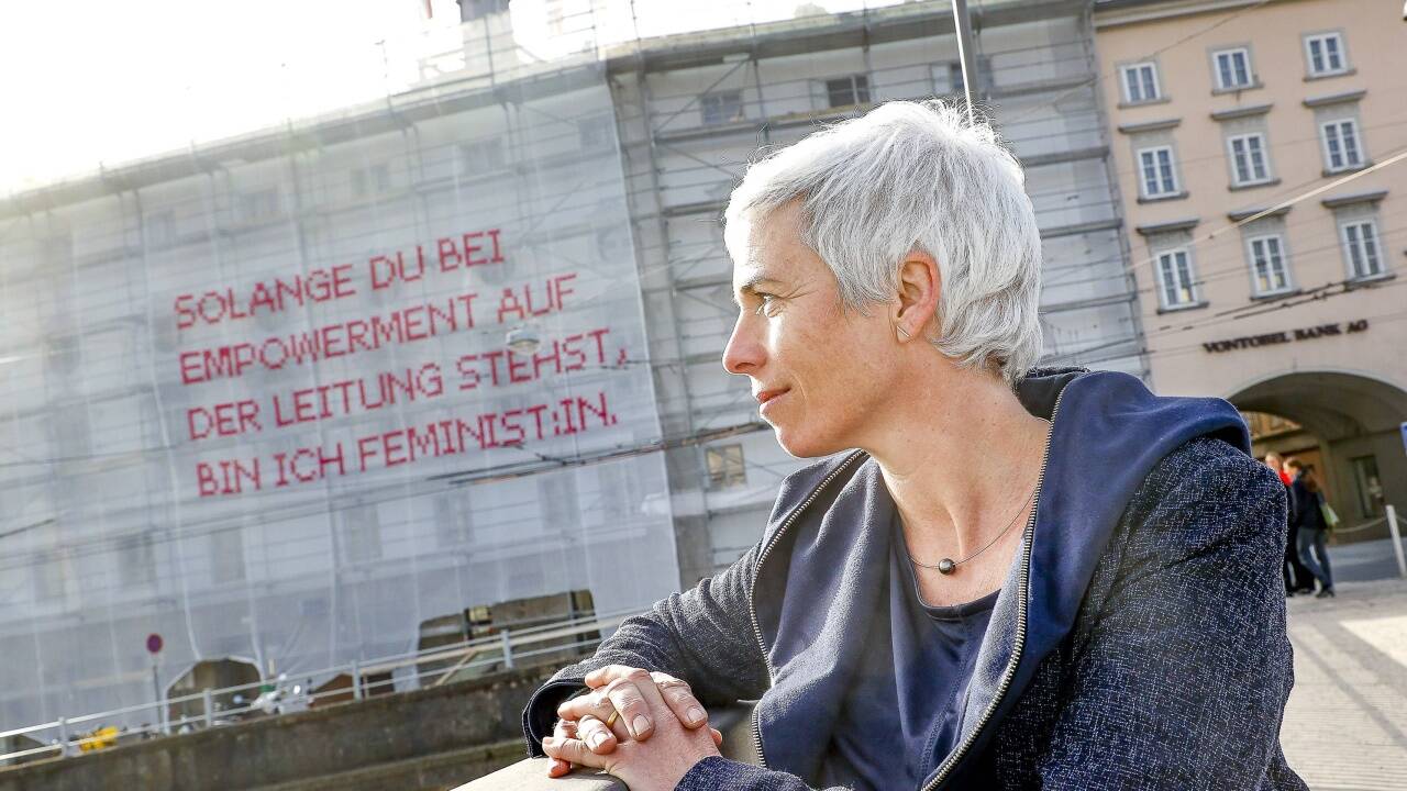 Die Tiroler Künstlerin Katharina Cibulka bestickt Staubschutznetze auf Baugerüsten mit feministischen Botschaften, die zum Nachdenken und Diskutieren anregen sollen.  Die Tiroler Künstlerin Katharina Cibulka bestickt Staubschutznetze auf Baugerüsten mit feministischen Botschaften, die zum Nachdenken und Diskutieren anregen sollen.