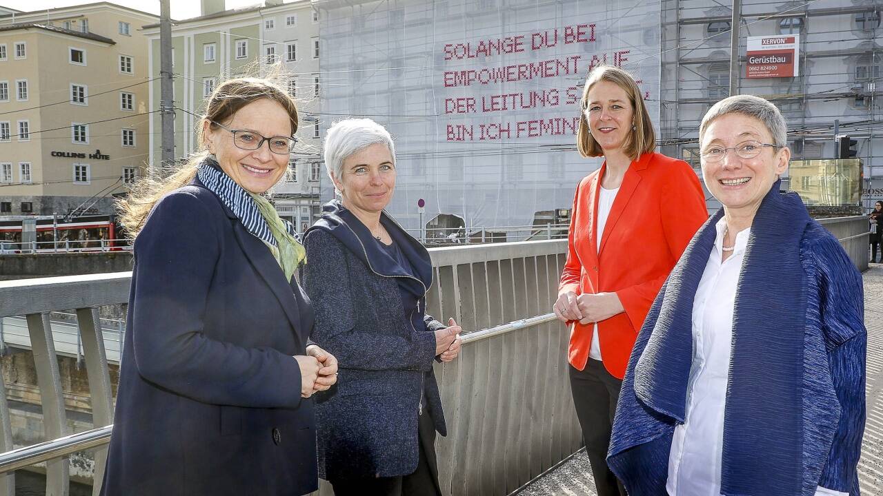 Sie holten das Kunstprojekt von Katharina Cibulka (2.v.l.) nach Salzburg: Stadträtin Martina Berthold (Bürgerliste), Landesrätin Andrea Klambauer (Neos) und die Vorständin der Salzburg AG, Brigitte Bach.   Sie holten das Kunstprojekt von Katharina Cibulka (2.v.l.) nach Salzburg: Stadträtin Martina Berthold (Bürgerliste), Landesrätin Andrea Klambauer (Neos) und die Vorständin der Salzburg AG, Brigitte Bach.
