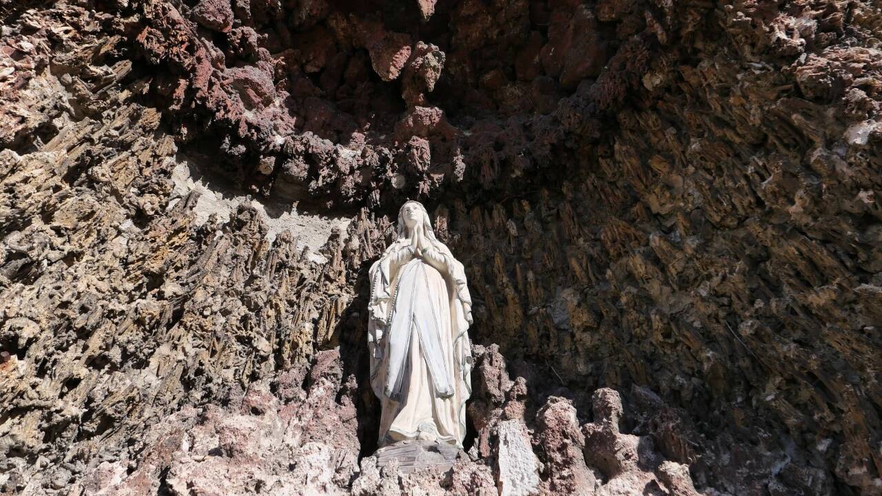 Bilder der Felsengrotte mitten in der Rechten Salzburger Altstadt.  
