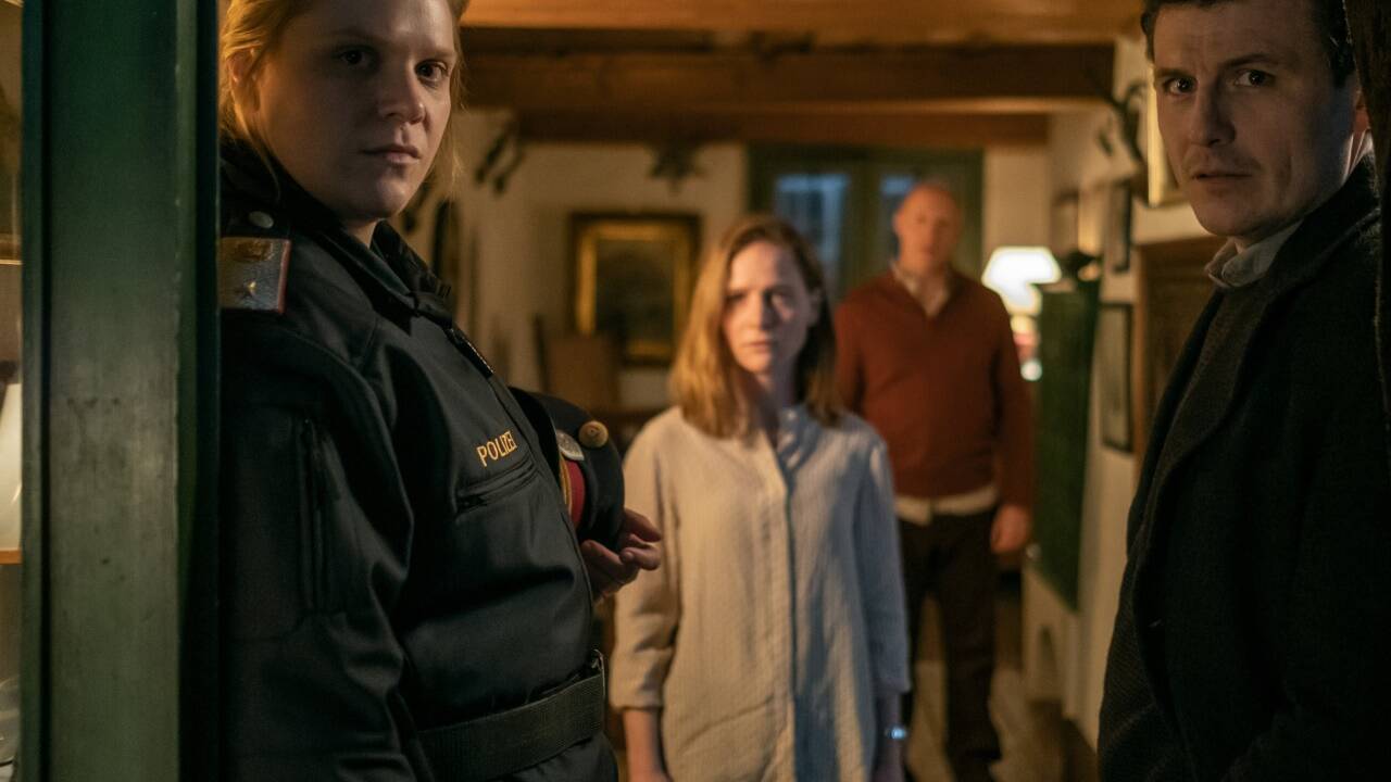 Stefanie Reinsperger und Manuel Rubey ermitteln diesmal auch im Tennengau. Im Bild r. stellt die Scheffauerin Anna Schorn eine Szene aus ihrer kleinen Sprechrolle nach.  
