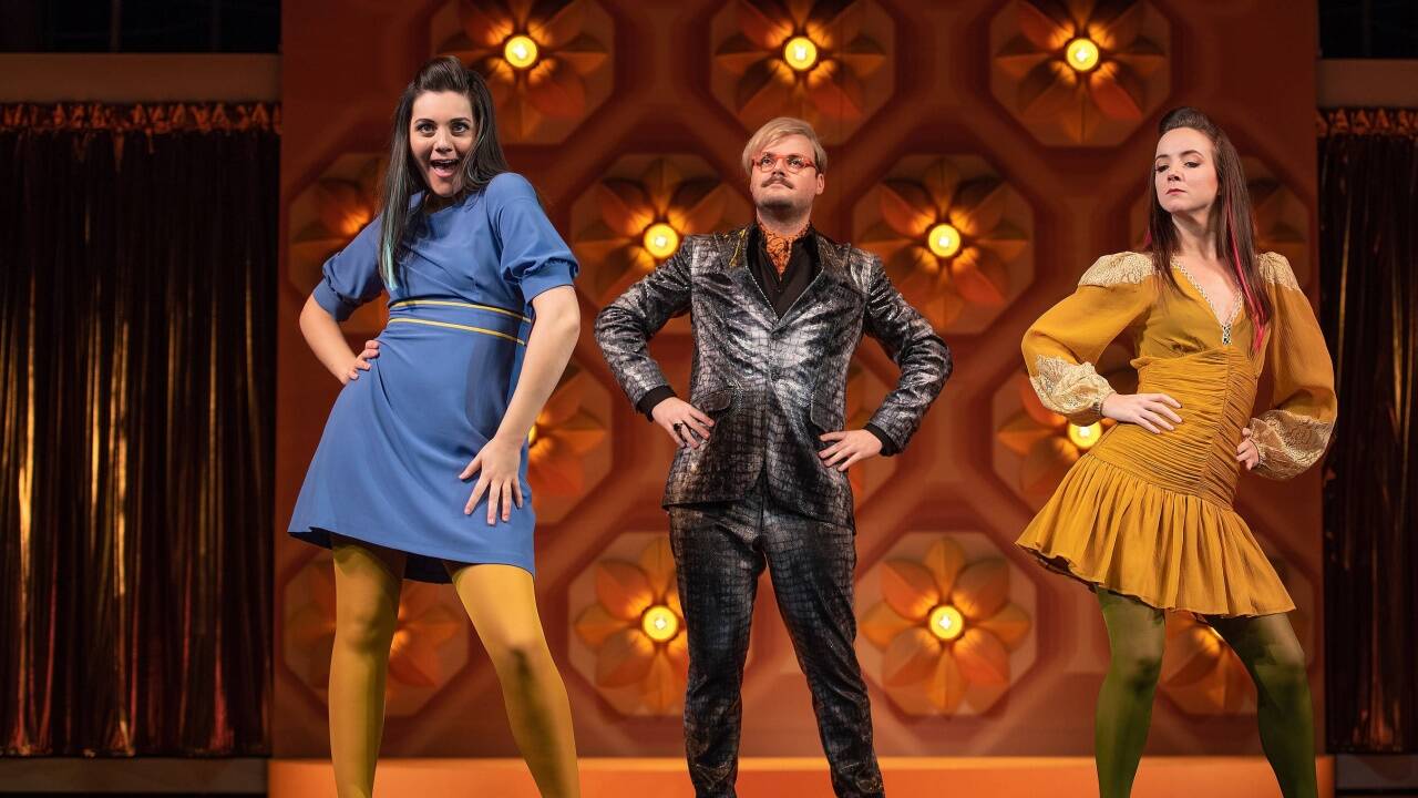 „Cinderella“ am Salzburger Landestheater: Olivia Cosio, Alexander Hüttner und Hazel McBain.<br> 
