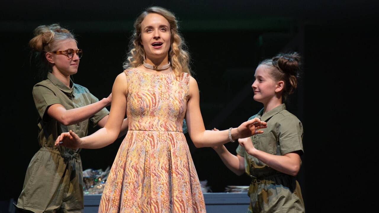Laura Incko und Ensemble in „Cinderella“. 