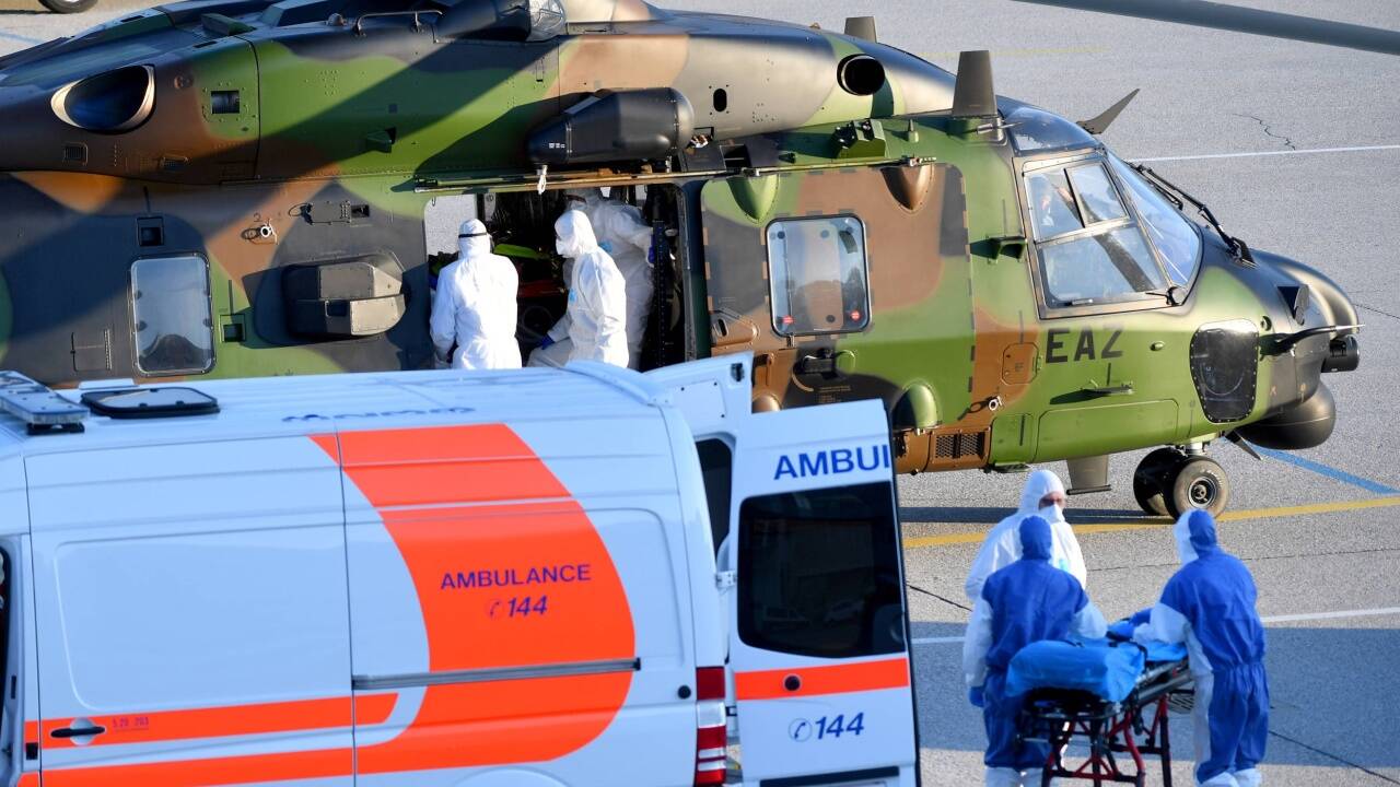 1. April 2020, 18.30 Uhr: Ein Hubschrauber der französischen Armee flog den schwer an Corona erkrankten Jean Jacques Rechenmacher nach Salzburg ein, zwei weitere Patienten folgten. Alle wurden ins Uniklinikum überstellt.  