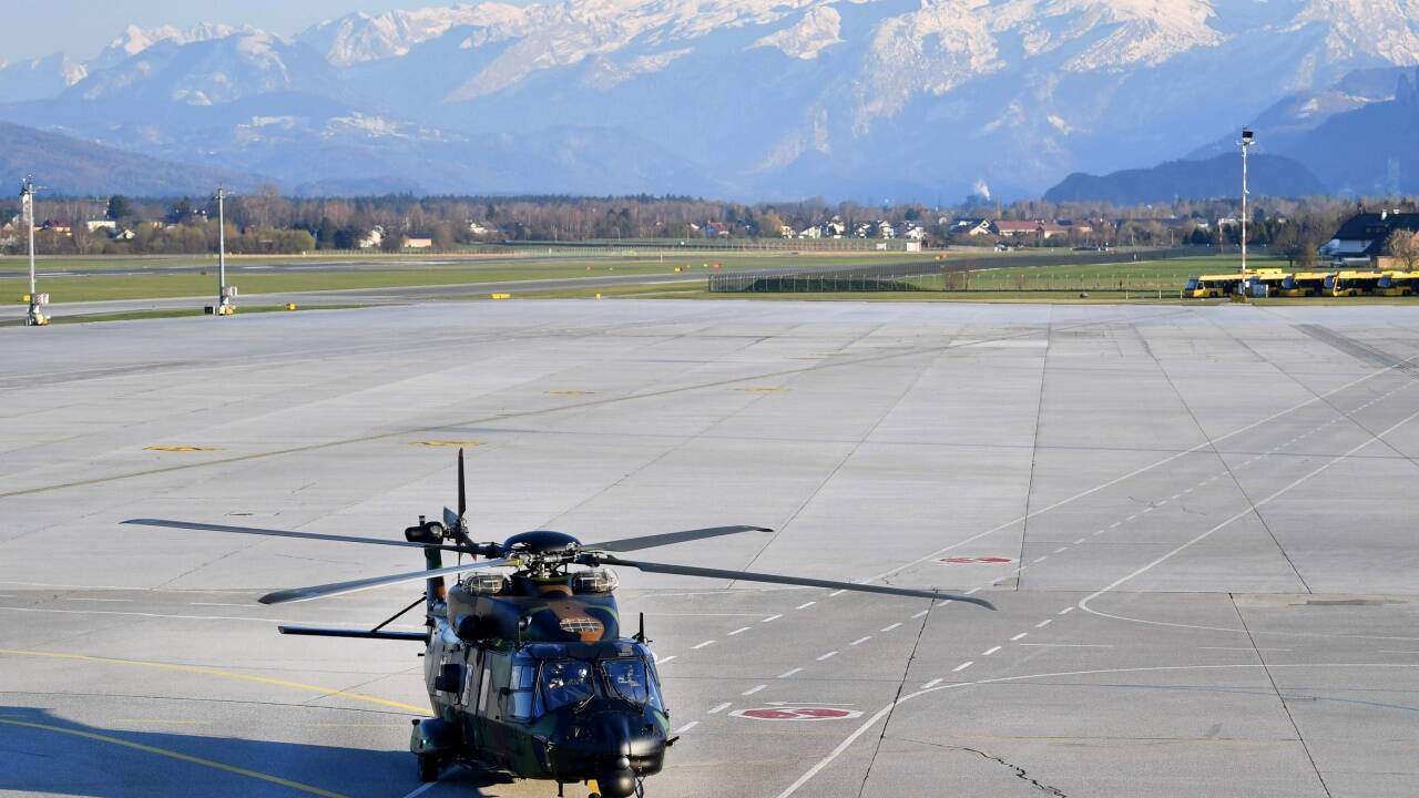 Der Helikopter der französischen Armee brachte die Patienten nach Salzburg, weil Frankreichs Kapazitäten an Intensivbetten zu diesem Zeitpunkt längst ausgeschöpft waren.  
