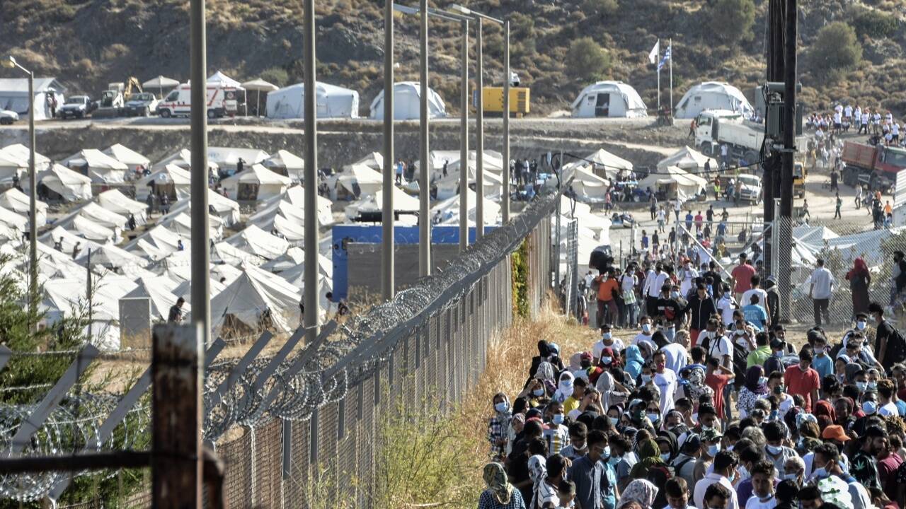 Tausende Flüchtlinge verließen in den vergangenen Monaten das Camp Kara Tepe Richtung Festland, wie hier im September. 