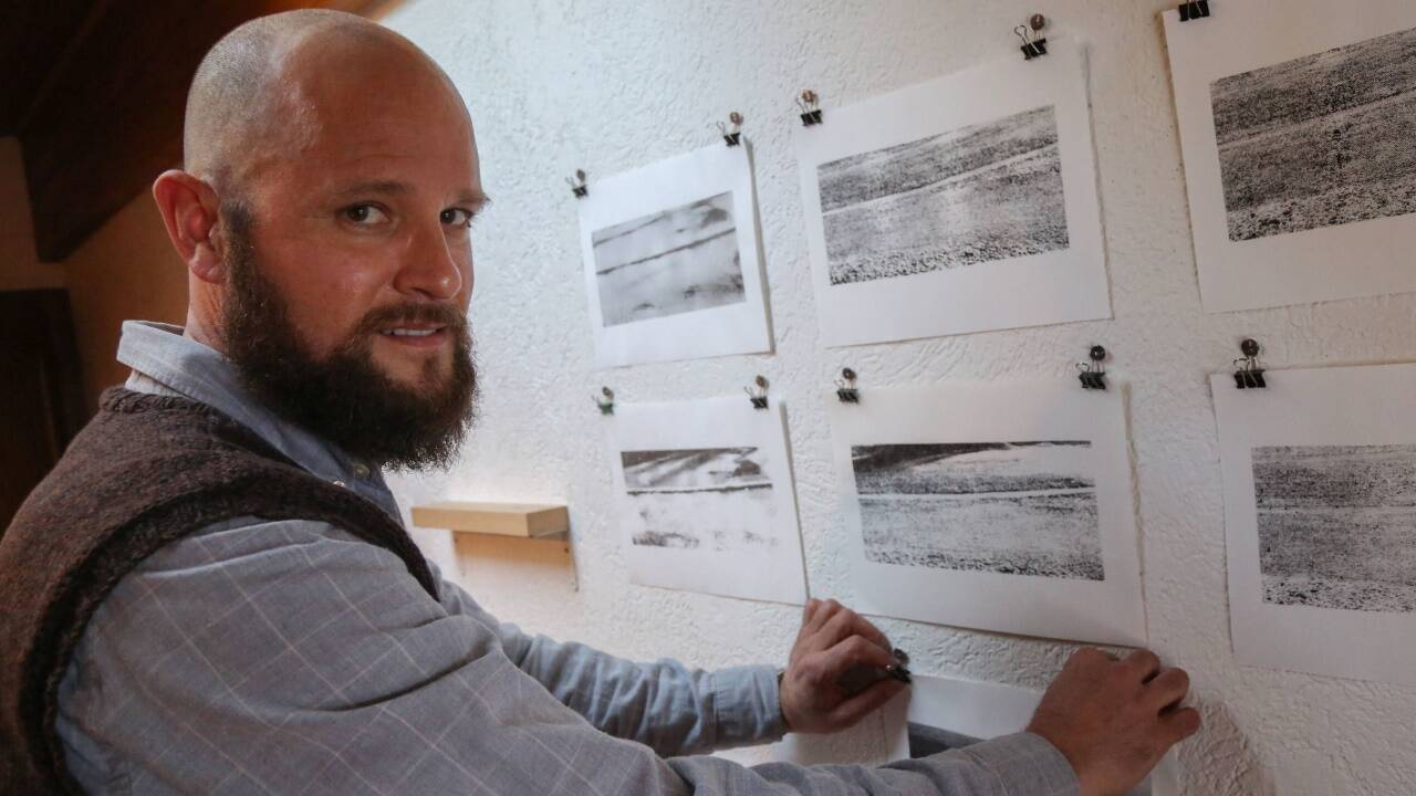 Künstler Bernd Koller mit Siebdrucken, die infolge seiner Coronainfektion entstanden sind.  