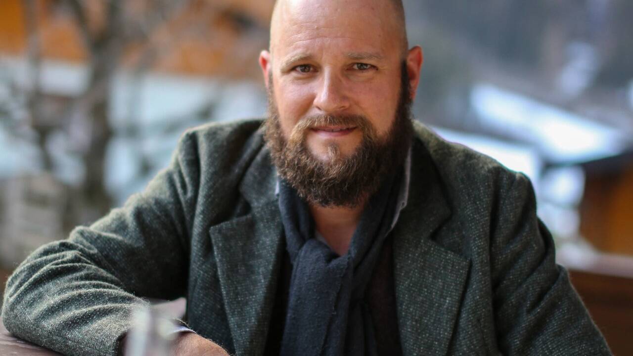 Bernd Koller auf seinem Balkon in Fusch.  