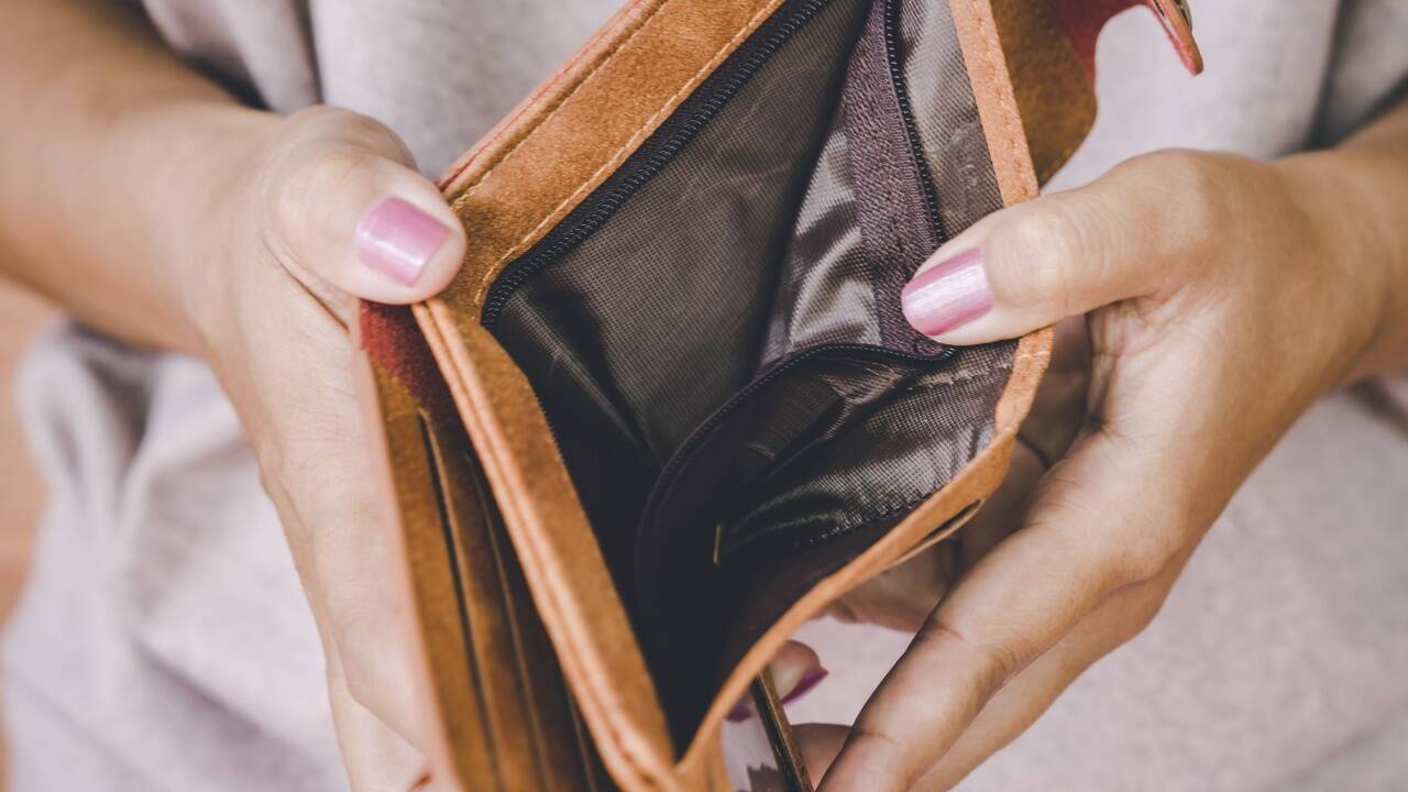 Um Altersarmut zu vermeiden, gilt es Fallen im Erwerbsleben zu vermeiden. Ein neuer Ratgeber hilft.  
