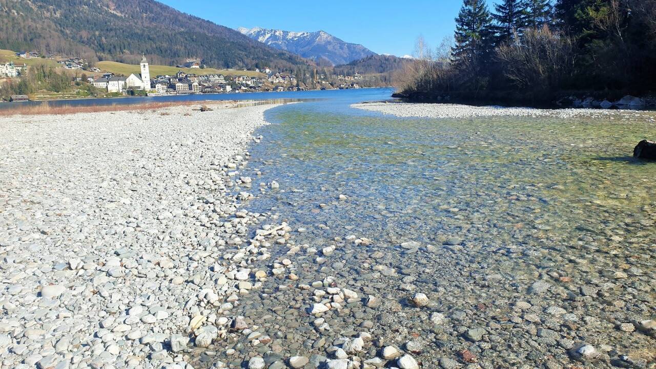 Der Zinkenbach mündet in den Wolfgangsee und teilt die Ortschaft Abersee. 
