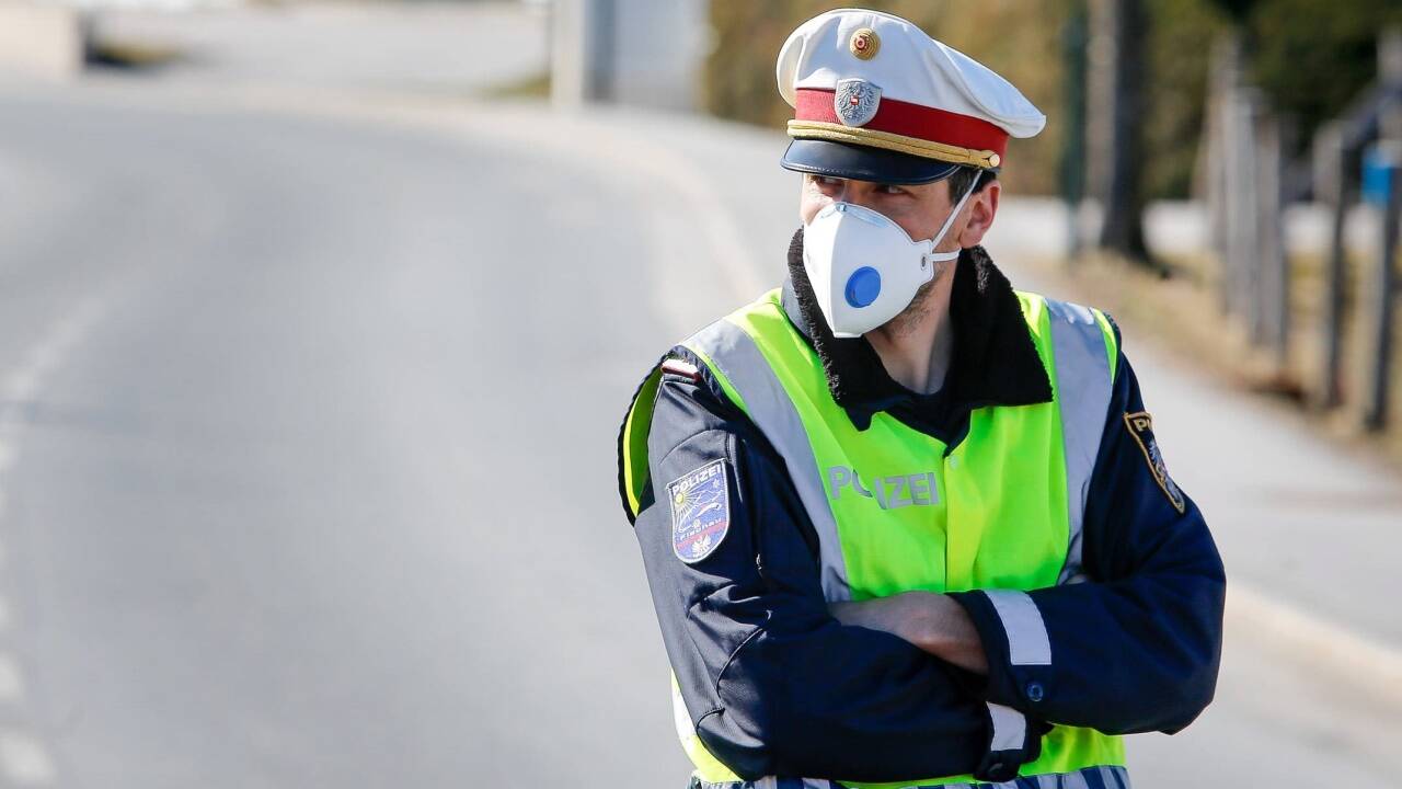 Über zwei Salzburger Orte wird als Maßnahme gegen die hohen Infektionszahlen ein „Raustesten“ verhängt. Polizei und Bundesheer kontrollieren.   Über zwei Salzburger Orte wird als Maßnahme gegen die hohen Infektionszahlen ein „Raustesten“ verhängt. Polizei und Bundesheer kontrollieren.