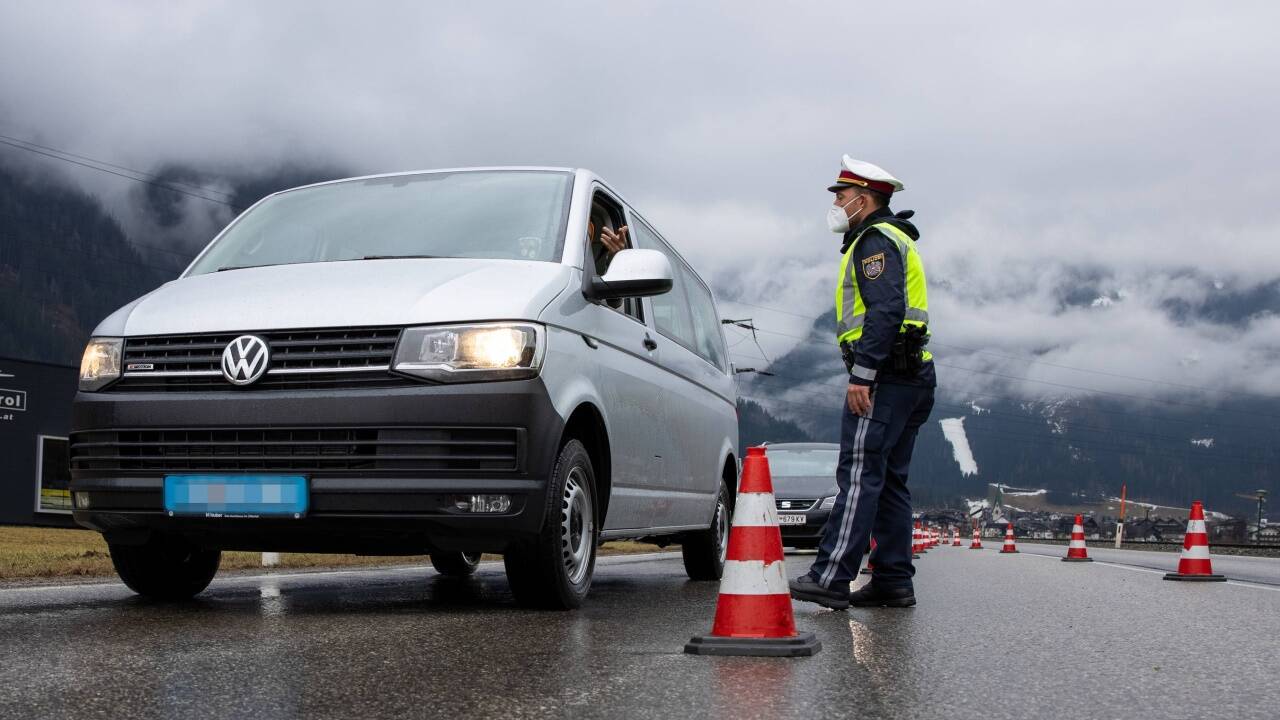 Ab Freitag gibt es in Radstadt und Bad Hofgastein für zwei Wochen Ausfahrtsbeschränkungen. Raus darf nur, wer einen negativen Coronatest vorweist. Dieselbe Maßnahme gab es bereits im Zillertal (siehe Bild).  Ab Freitag gibt es in Radstadt und Bad Hofgastein für zwei Wochen Ausfahrtsbeschränkungen. Raus darf nur, wer einen negativen Coronatest vorweist. Dieselbe Maßnahme gab es bereits im Zillertal (siehe Bild).